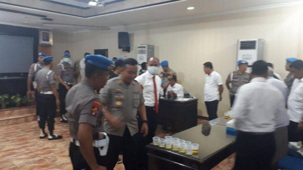Tes urine personel jajaran Polrestabes Makassar, Senin (23/12) / Istimewa