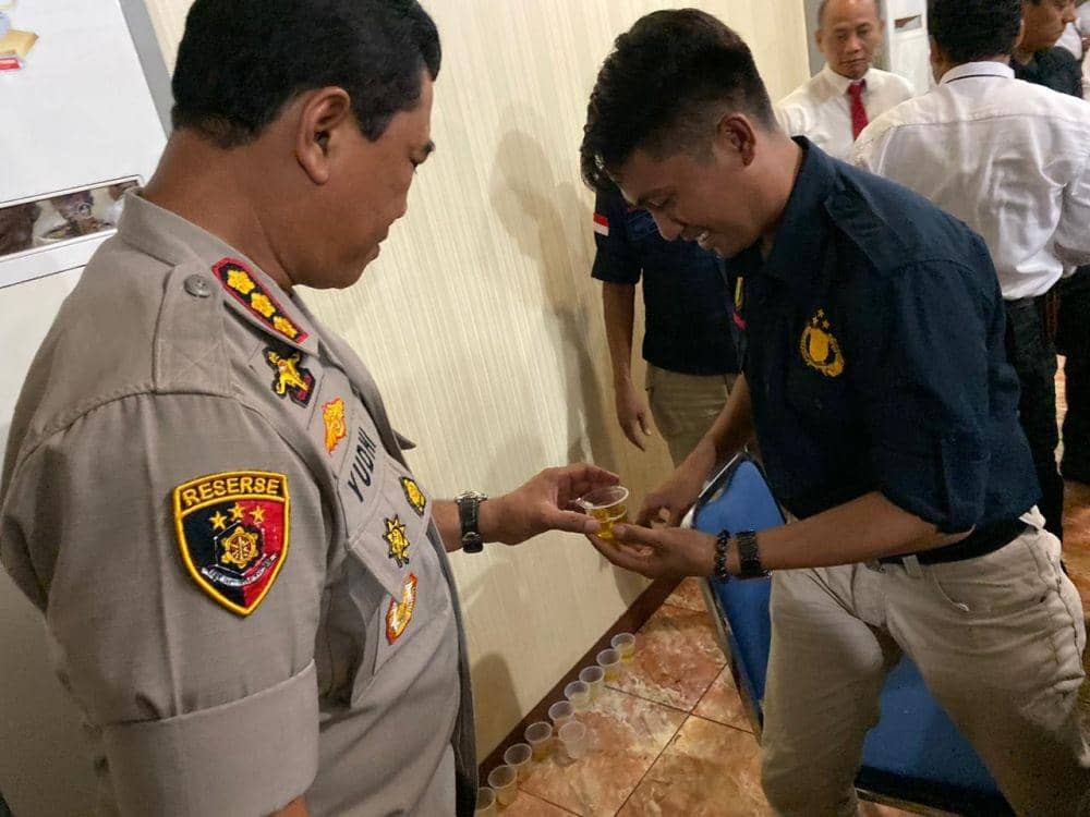 Tes urine personel jajaran Polrestabes Makassar, Senin (23/12) / Istimewa