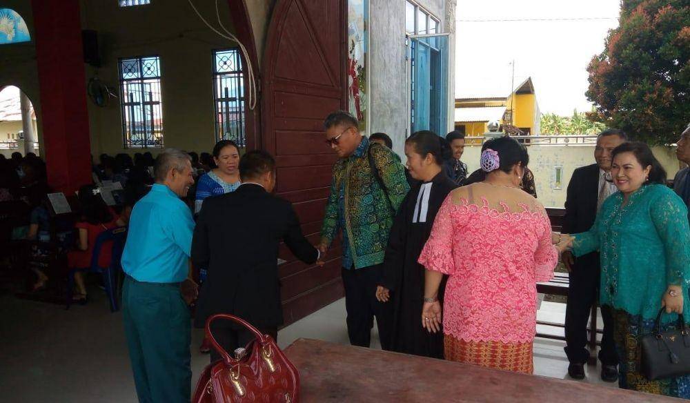 Kapolda Sumut Irjen Pol Martuani Sormin Siregar merayakan natal di gereja HKBP Lau Dendang, Deli Serdang (Dok. IDN Times)