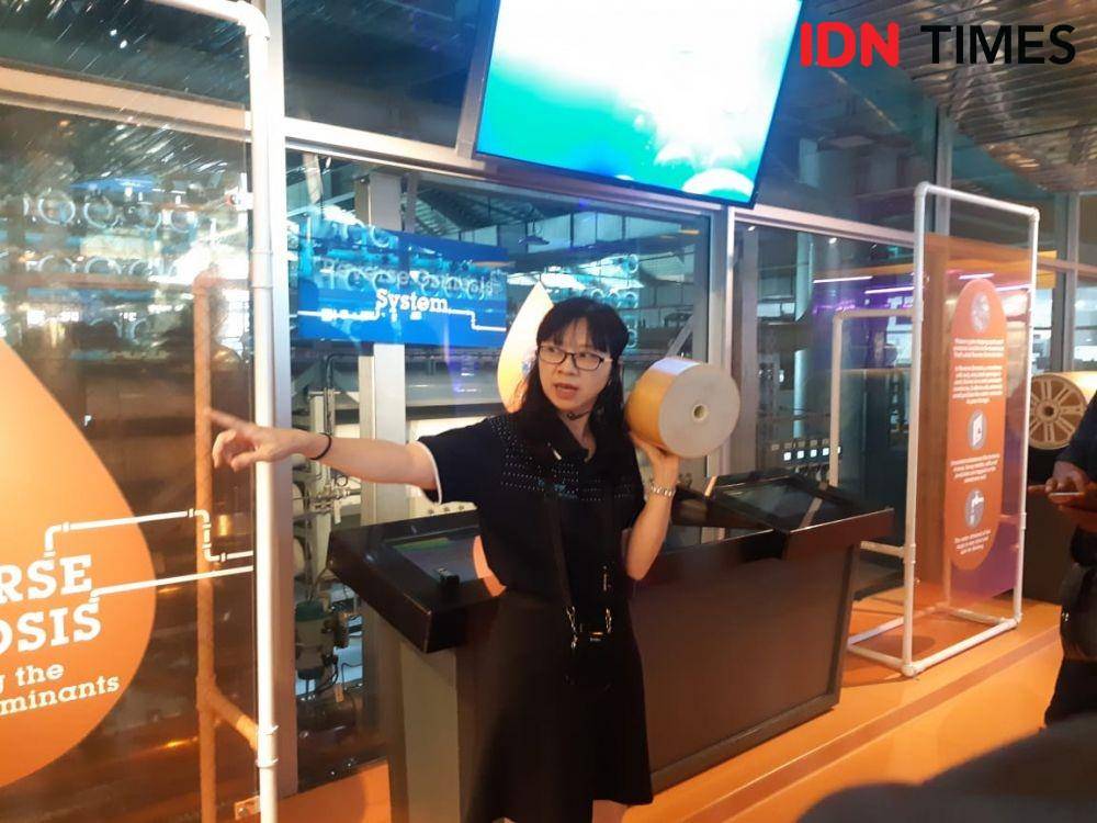 Pemandu NVC, Stella saat memaparkan cara Singapura mengelola air bersih. IDN Times/Ardiansyah Fajar