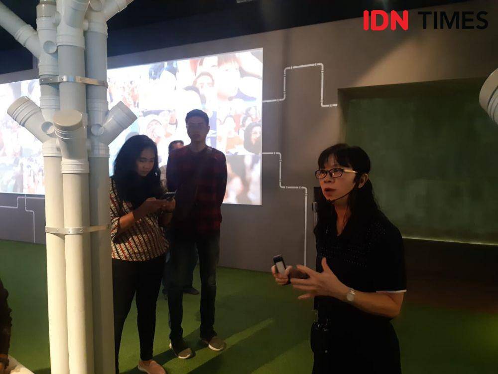 Pemandu NVC, Stella saat memaparkan cara Singapura mengelola air bersih. IDN Times/Ardiansyah Fajar