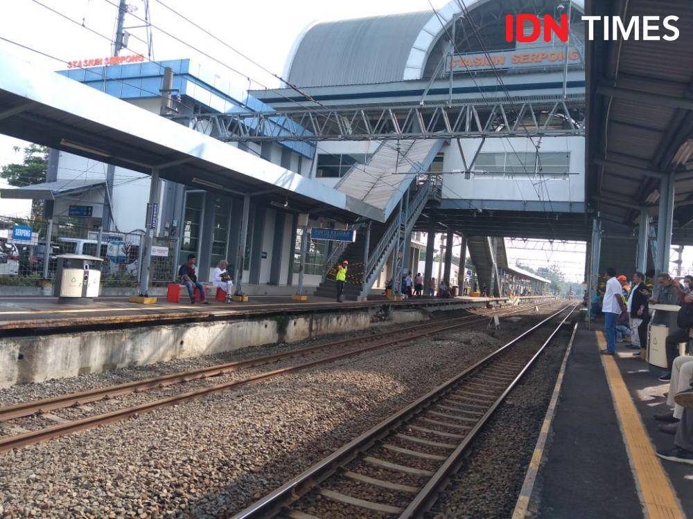 Kondisi Stasiun Serpong setelah hancur diterjang hujan angin pada Minggu (22/12) (IDN Times/Lia Hutasoit)