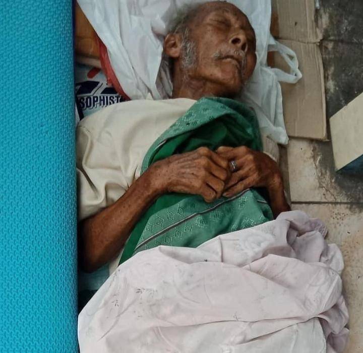 Opung Panggabean telantar di halte (Instagram/@respek_peduli)