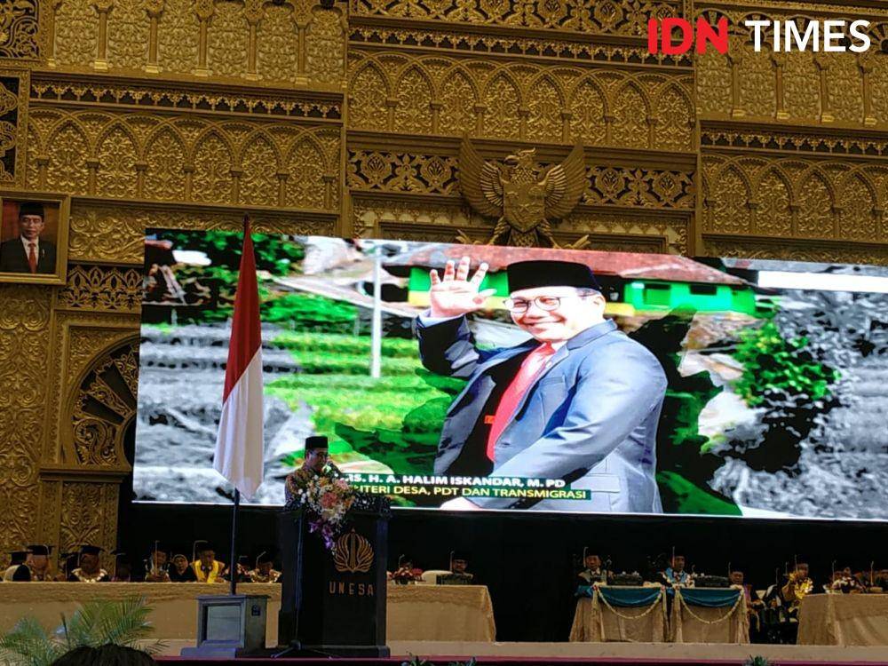 Menteri Desa, Pembangunan Daerah Tertinggal, dan Transmigrasi Republik Indonesia Abdul Halim Iskandar saat ditemui di Universitas Negeri Surabaya, Senin (23/12). IDN Times/Fitria Madia