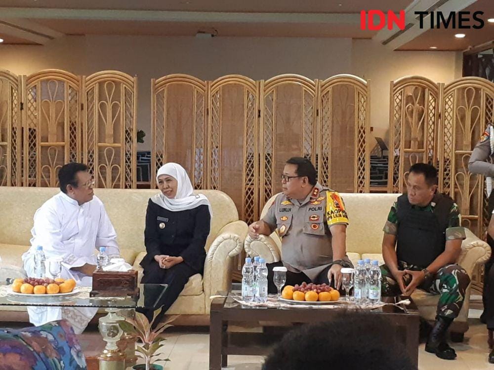 Dari kiri ke kanan: Pastur Kepala Gereja Katolik Gembala Yang Baik Romo Gregorius Kaha SVD, Gubernur Jatim Khofifah Indar Parawansa, Kapolda Jatim Irjen Pol Luki Hermawan, dan Pangdam V/Brawijaya Mayjen TNI R Wisnoe Prasetja Boedi saat berdiskusi tentang kesiapan perayaan Natal, Senin (23/12). IDN Times/Ardiansyah Fajar