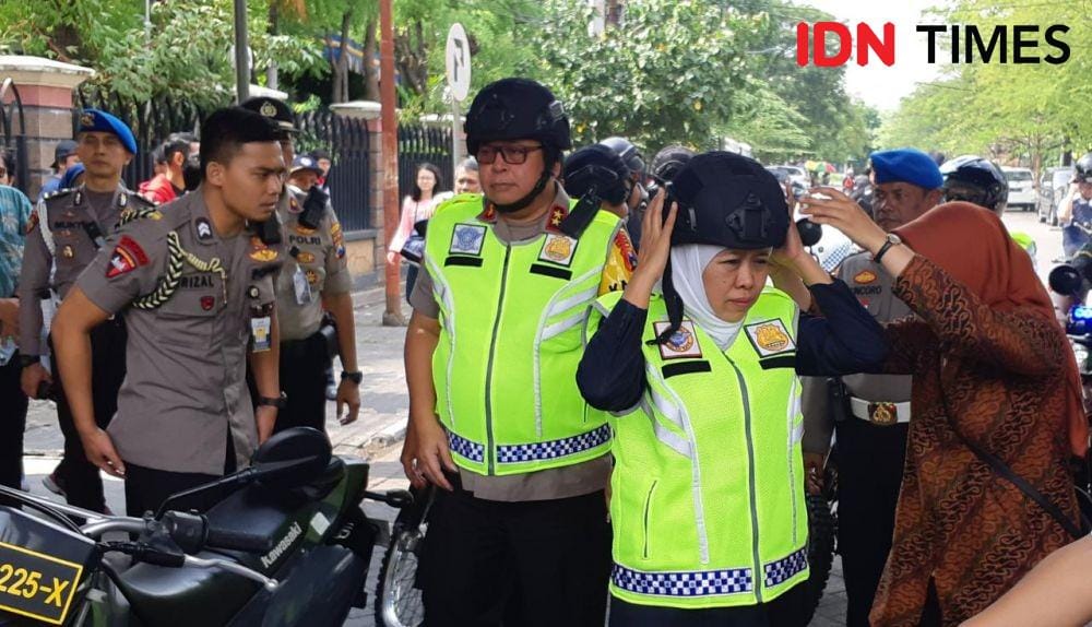 Gubernur Jatim Khofifah Indar Parawansa (kanan) bersama Kapolda Jatim Irjen Pol Luki Hermawan saat akan berpatroli dengan sepeda motor, Senin (23/12). IDN Times/Ardiansyah Fajar