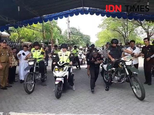 Gubernur Jatim Khofifah Indar Parawansa (tengah) bersama Kapolda Jatim Irjen Pol Luki Hermawan dan Pangdam V/Brawijaya Mayjen TNI R Wisnoe Prasetja Boedi saat berpatroli dengan sepeda motor, Senin (23/12). IDN Times/Ardiansyah Fajar