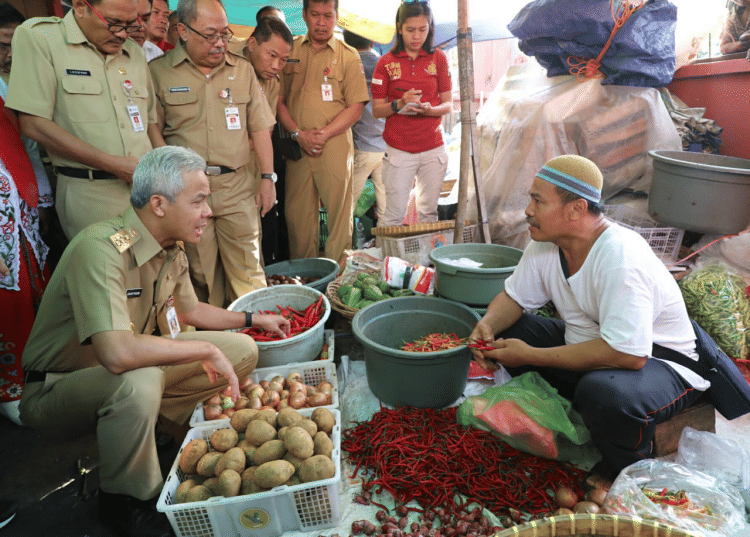 Gubernur Jateng Ganjar Pranowo saat memantau harga kebutuhan pokok di Pasar Karangayu Semarang. Dok Humas Jateng