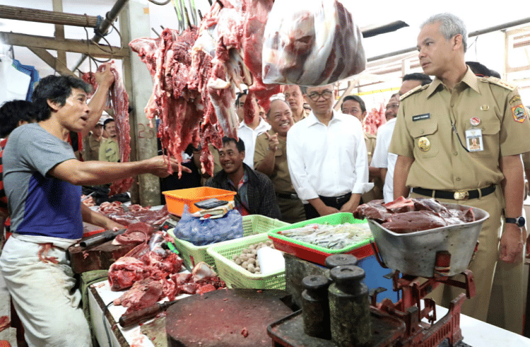 Gubernur Jateng Ganjar Pranowo saat memantau harga kebutuhan pokok di Pasar Karangayu Semarang. Dok Humas Jateng