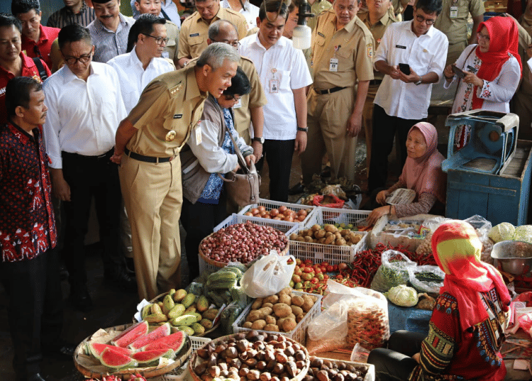 Gubernur Jateng Ganjar Pranowo saat memantau harga kebutuhan pokok di Pasar Karangayu Semarang. Dok Humas Jateng