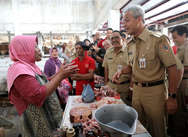 Gubernur Jateng Ganjar Pranowo saat memantau harga kebutuhan pokok di Pasar Karangayu Semarang. Dok Humas Jateng