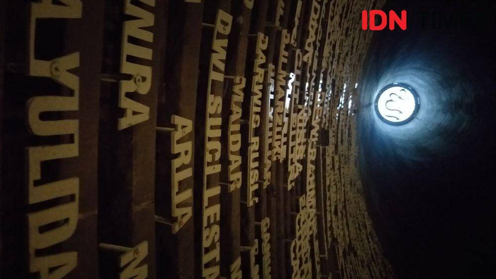 Nama-nama korban tsunami berderet di menara Museum Tsunami Aceh. (IDN Times/Arifin Al Alamudi)