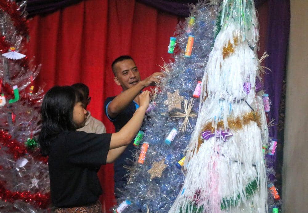 Warga GKJW jemaat Kedungkandang menghias pohon Natal dari bahan bekas. IDN Times/ Alfi Ramadana