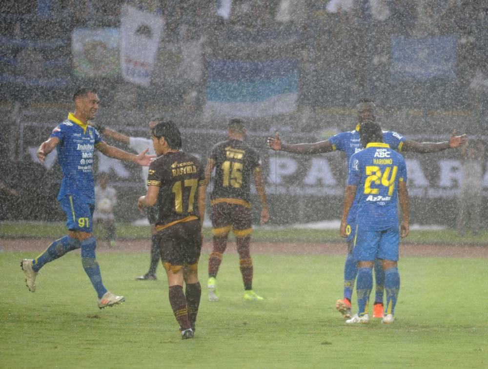 Hariono usai mencetak gol di laga lawan PSM, Minggu (22/12). persib.co.id