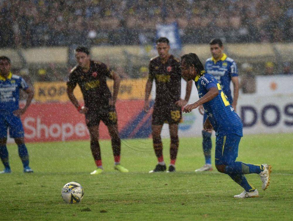 Hariono mengeksekusi penalti di laga lawan PSM, Minggu (22/12). Twitter/@persib