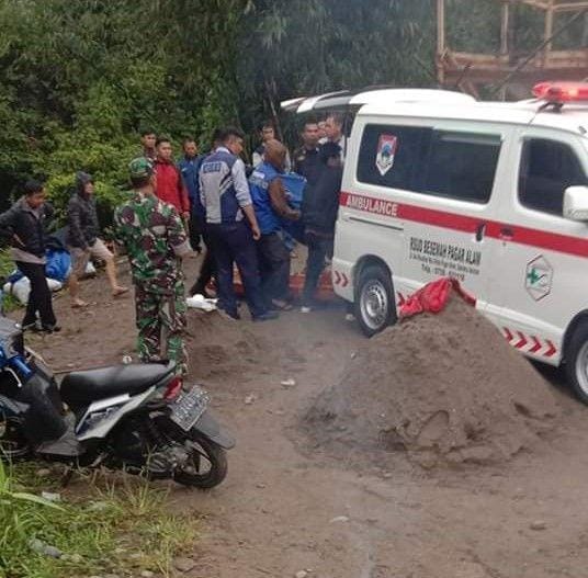 Petugas gabungan menemukan korban Bus Sriwijaya saat di evakuasi dari Desa Prahu Dipo, Pagaralam, Selasa (24/12) pagi/IDN Times/istimewa