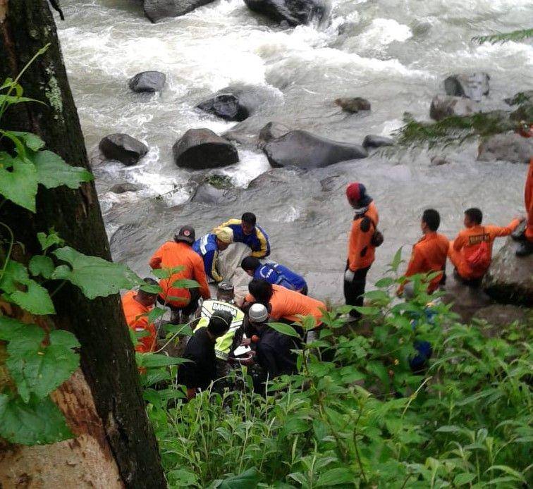 Petugas gabungan saat melakukan evakuasi korban Bus Sriwijaya, di Desa Prahu Dipo, Pagaralam/IDN Times/Istimewa