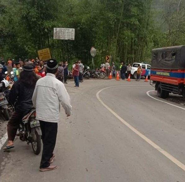 Warga Desa Prahu Dipo dan petugas berjaga-jaga di jalan Lku Lematang, Pagaralam, lokasi jatuhnya Bus Sriwijaya/IDN TImes/Istimewa