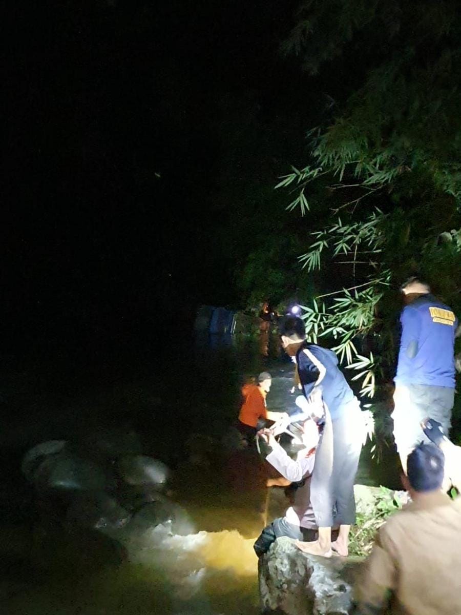 Proses pencarian dan evakuasi Bus Sriwijaya yang jatuh ke jurang di Desa Prahu Dipo, Pagaralam, Senin (23/12)/IDN Times/Istimewa