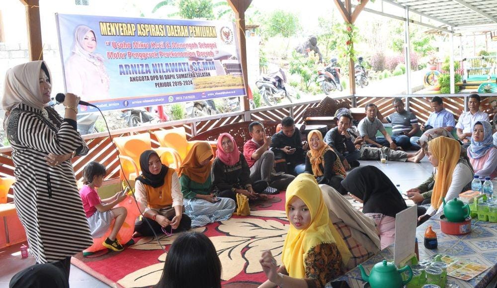 Anggota DPD RI asal Sumsel, Arniza Nilawati, saat memberikan tips pada pelaku UMKM saat reses perdana di Kabupaten OKU, Kamis (18/12) lalu/IDN TImes/Istimewa