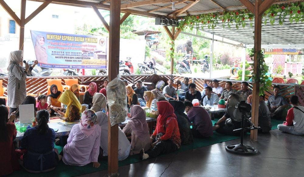 Anggota DPD RI asal Sumsel, Arniza Nilawati, saat memberikan tips pada pelaku UMKM saat reses perdana di Kabupaten OKU, Kamis (18/12) lalu/IDN TImes/Istimewa