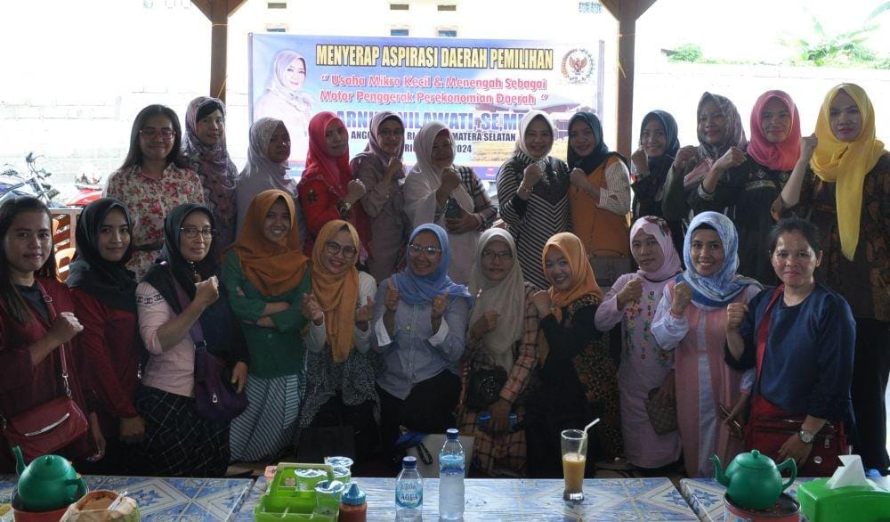 Anggota DPD RI asal Sumsel, Arniza Nilawati, saat memberikan tips pada pelaku UMKM saat reses perdana di Kabupaten OKU, Kamis (18/12) lalu/IDN TImes/Istimewa