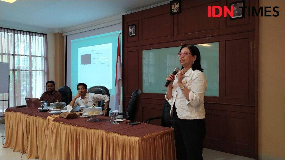 Pemimpin Redaksi IDN Times Uni Lubis (kanan) di hadapan Rektor UIN Alauddin Prof Hamdan Juhannis (tengah). IDN Times/Aan Pranata