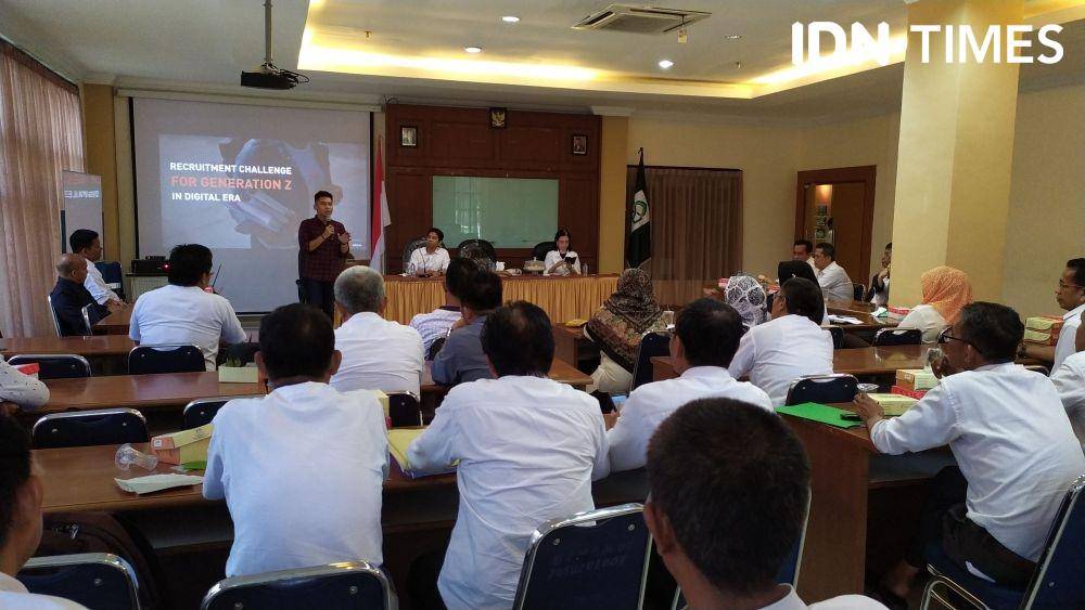 IDN Media berbagi tip komunikasi menarik bagi Generasi Z di kampus UIN Alauddin Makassar, Senin (23/12). IDN Times/Aan Pranata