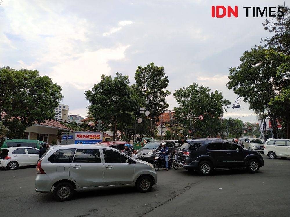 (Kondisi Jalan Riau, Bandung, Senin (23/12))IDN Times/Azzis Zulkhairil