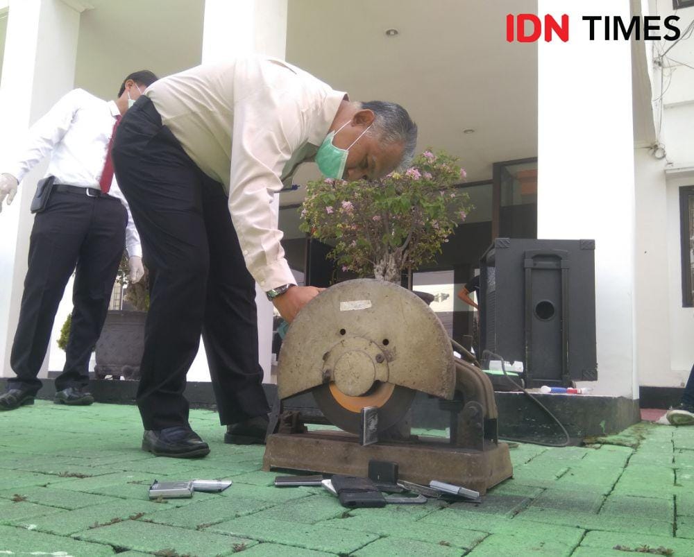 Barang bukti handphone dimusnahkan dengan cara dipotong menggunakan gerinda listrik. IDN Times/Nofika Dian Nugroho