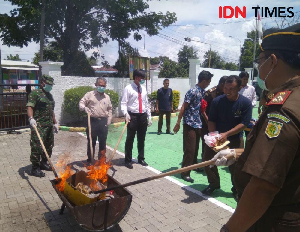 Pihak Kejari, Dinas Kesehatan, Polres, Kodim Madiun memusnahkan barang bukti tindak pidana, Senin (23/12). IDN Times/Nofika Dian Nugroho