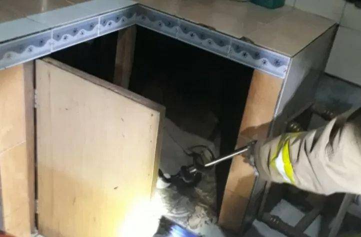 Petugas Damkar Jaktim evakuasi ular kobra di dapur, Minggu (22/12) / istimewa