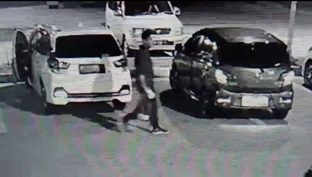 Seorang pria terlihat berjalan sambil menenteng tas di belakang mobil yang parkir di rest area jalan tol Ngawi - Kertosono wilayah Saradan, Kabupaten Madiun. Dok.IDN Times/Screenshoot Youtube
