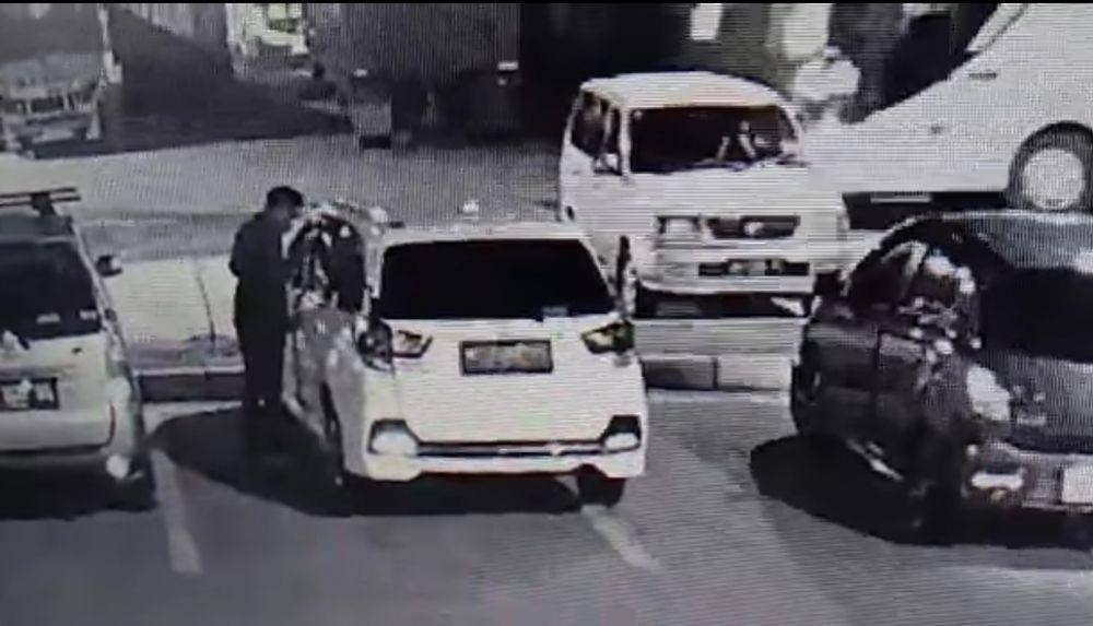 Seorang pria tampak sedang membuka pintu mobil bagian depan depan-kiri. Dok.IDN Times/Screenshoot Youtube