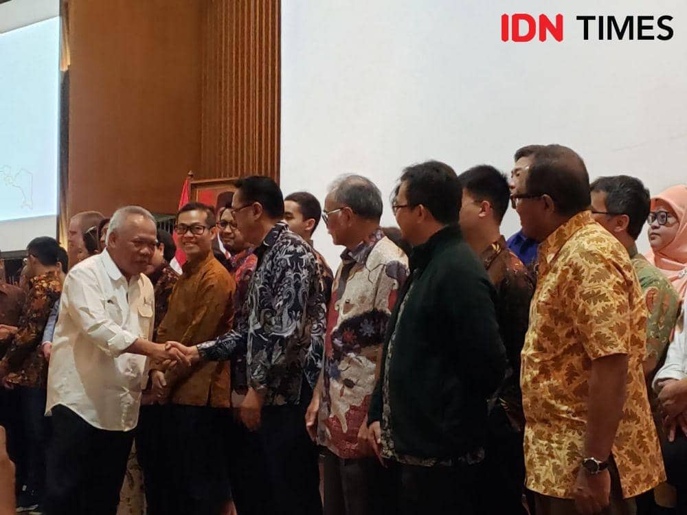 Menteri PUPR Basuki Hadimuljono memberikan selamat kepada para pemenang desain IKN. (IDN Times/Hana Adi Perdana)