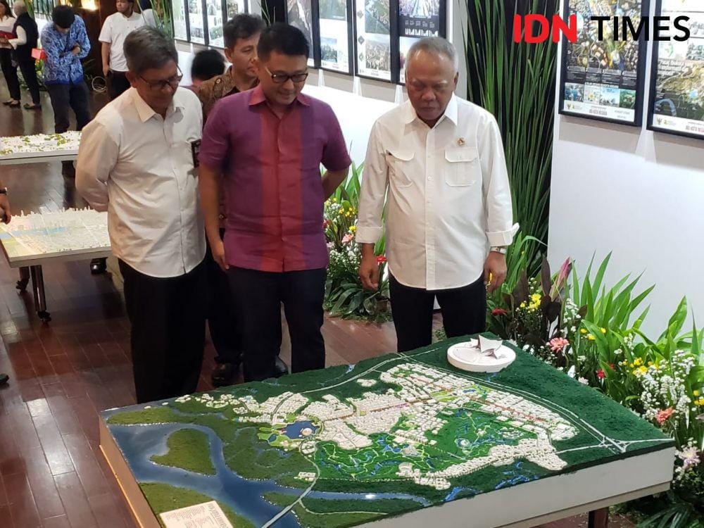 Menteri PUPR Basuki Hadimuljono bersama perwakilan pemenang melihat miniatur desain IKN. (IDN Times/Hana Adi Perdana)