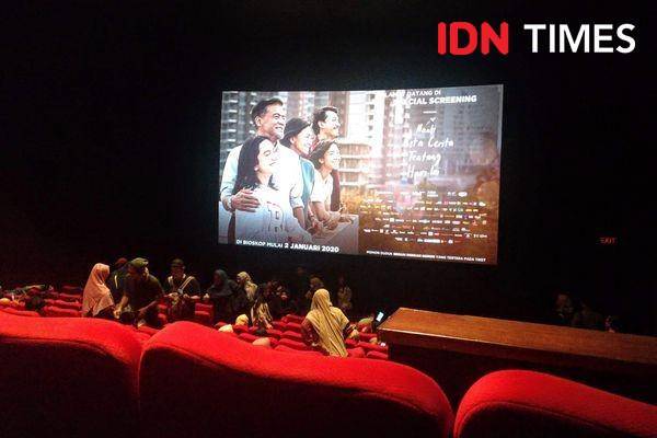 Para penonton Gala Premiere memasuki studio Jogja City XXI - IDN Times/Rijalu Ahimsa