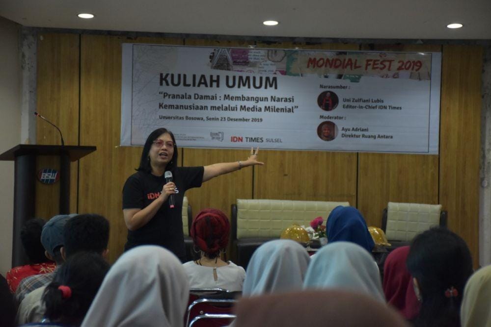 Editor-in-Chief IDN Times, Uni Lubis, saat memberi kuliah umum yang menjadi bagian dari acara Mondial Fest 2019 di Auditorium Aksa Mahmud, Universitas Bosowa, pada Senin (23/12). (Indra Abriyanto for IDN Times)
