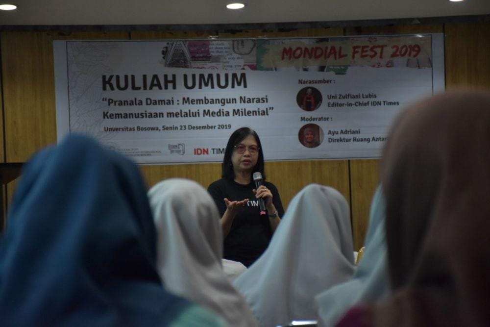 Editor-in-Chief IDN Times, Uni Lubis, saat memberi kuliah umum yang menjadi bagian dari acara Mondial Fest 2019 di Auditorium Aksa Mahmud, Universitas Bosowa, pada Senin (23/12). (Indra Abriyanto for IDN Times)
