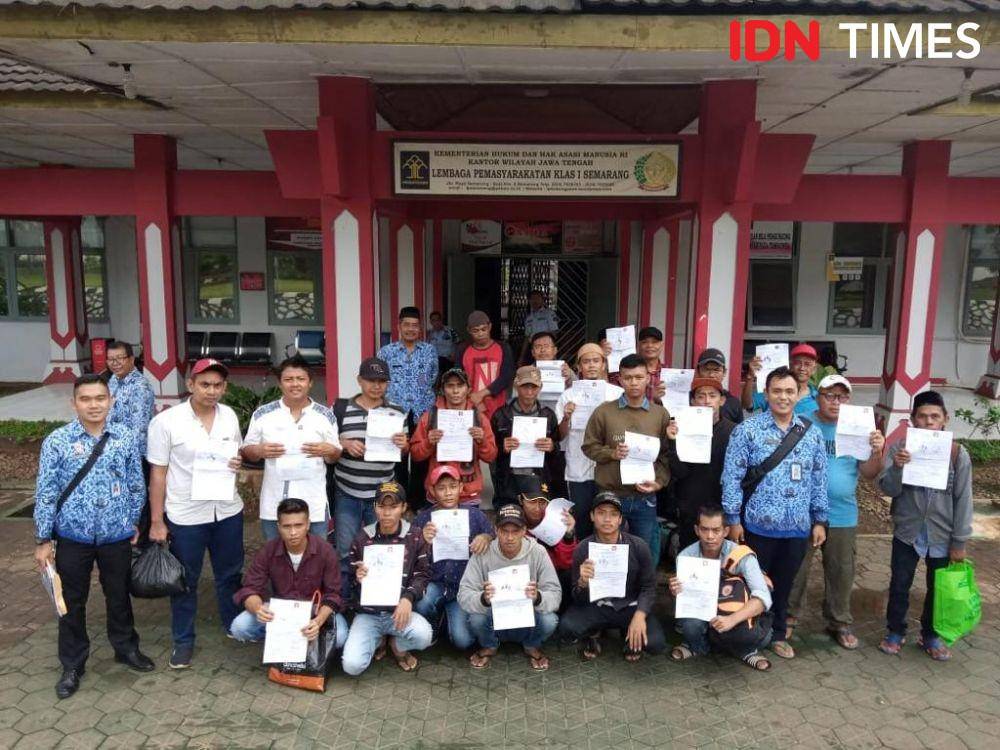 Puluhan napi Kedungpane menunjukan bukti pembebasan bersyarat di Hari Raya Natal. IDN Times/Fariz Fardianto