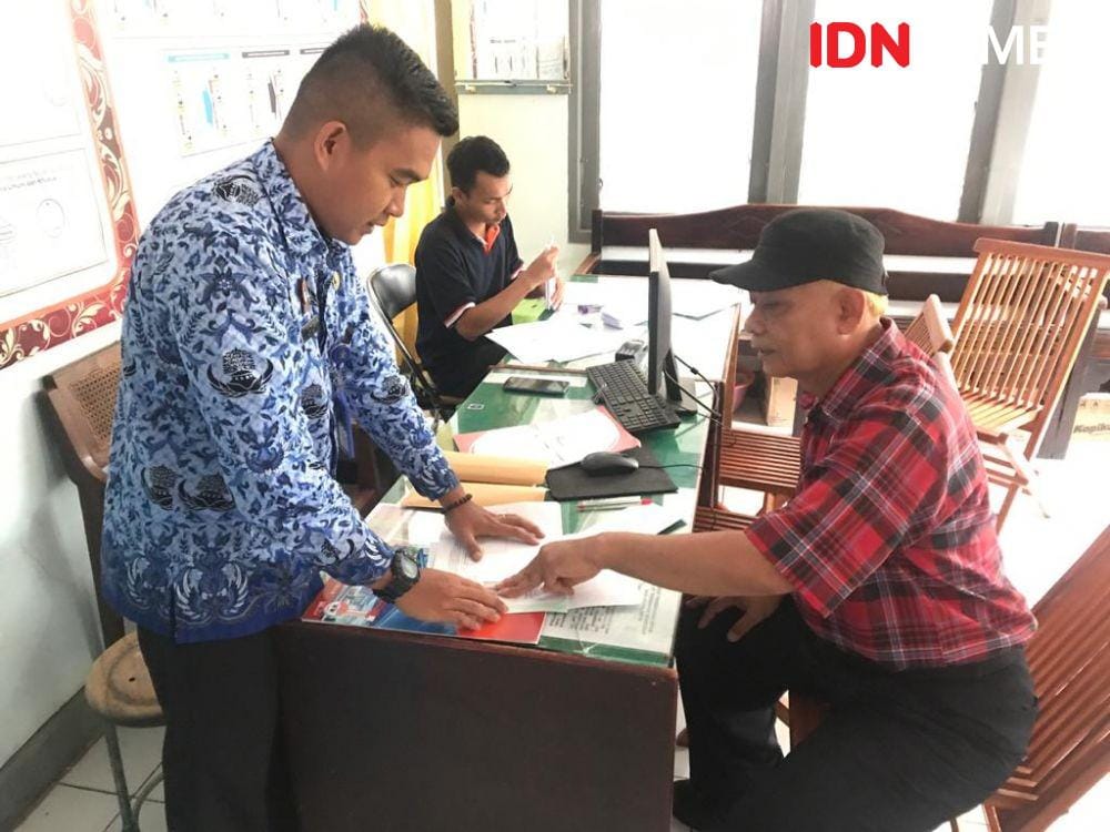 Seorang napi Lapas Kedungpane saat meneken berkas pembebasan bersyarat. IDN Times/Fariz Fardianto