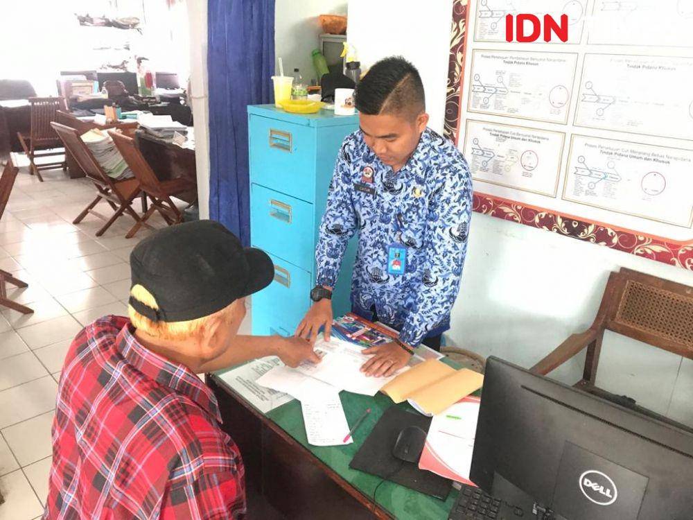 Seorang napi saat diarahkan untuk meneken pembebasan bersyarat. IDN Times/Fariz Fardianto