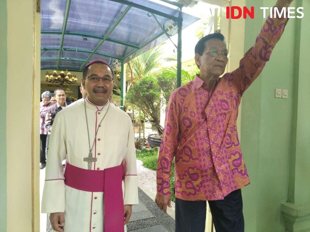 Uskup Agung Semarang, Monsinyur (Mgr) Robertus Rubiyatmoko saat berkunjung ke Kantor Gubernur DIY, Senin (23/12/2019). (IDN Times/Tunggul Damarjati)