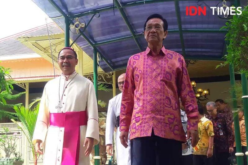 Uskup Agung Semarang, Monsinyur (Mgr) Robertus Rubiyatmoko saat berkunjung ke Kantor Gubernur DIY, Senin (23/12/2019). (IDN Times/Tunggul Damarjati)