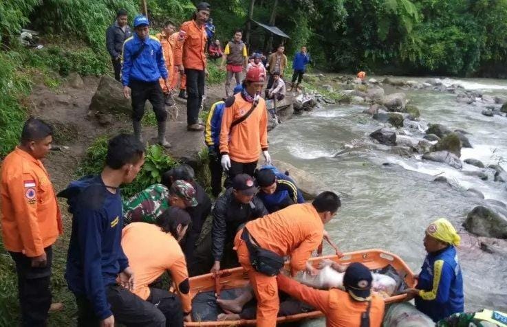 Tim gabungan masih evakuasi korban dari bus yang terjun bebas di Desa Perahu Dempo Pagaralam, Sumatera Selatan, Selasa (24/12) / istimewa Antara