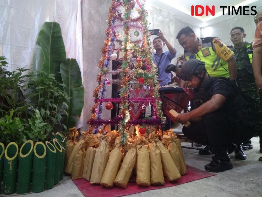 Personel kepolisian sedang melakukan sterilisasi di Gereja Katolik Santa Maria, Caruban, Kabupaten Madiun, Selasa (24/12).IDN Times/Nofika Dian Nugroho