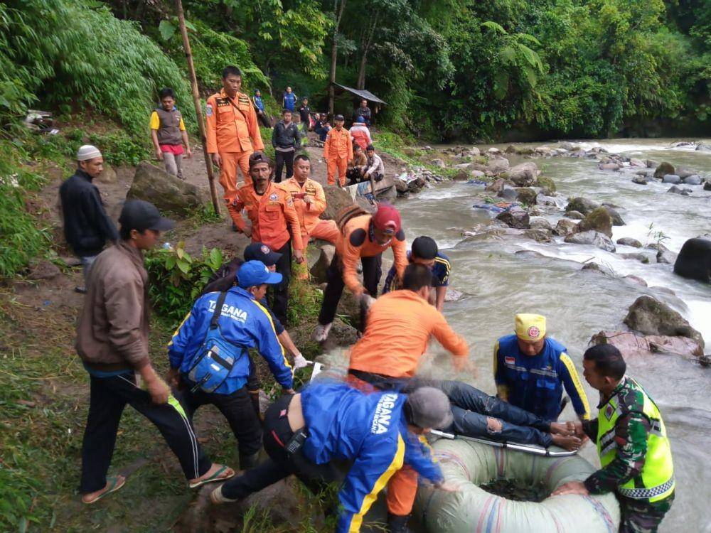 Proses evakuasi terhadap korban jiwa bus Sriwijaya tujuan Bengkulu - Palembang (IDN Times/Istimewa)