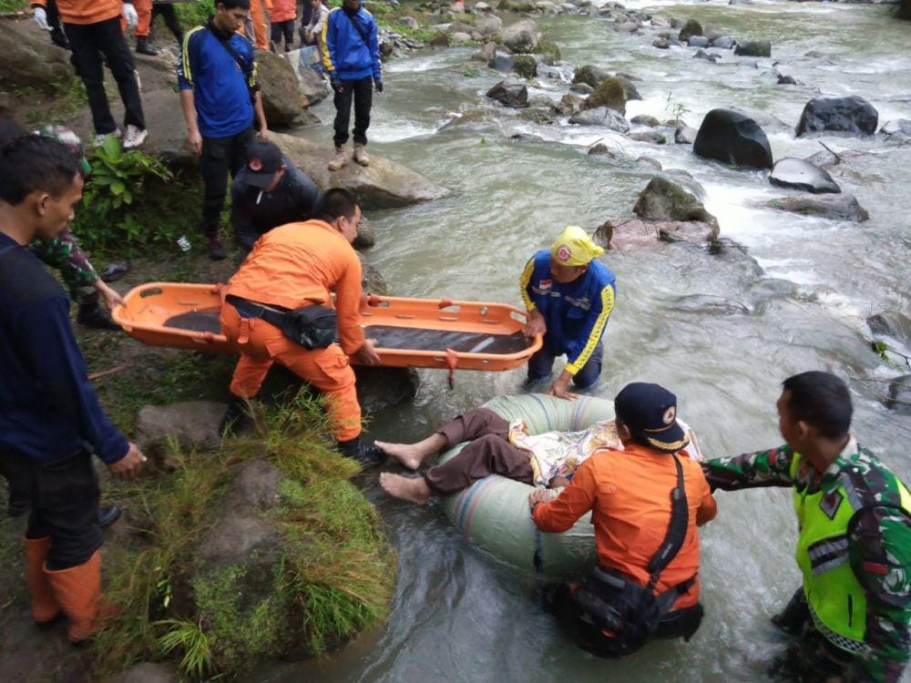 Proses evakuasi terhadap korban (IDN Times/Istimewa)