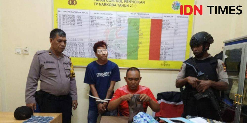 Kasatresnarkoba, Iptu Tri Riswanto (baju merah ) melakukan pemeriksaan barang bukti milik tersangka Ft (IDN Times/ Hms Polres PPU)