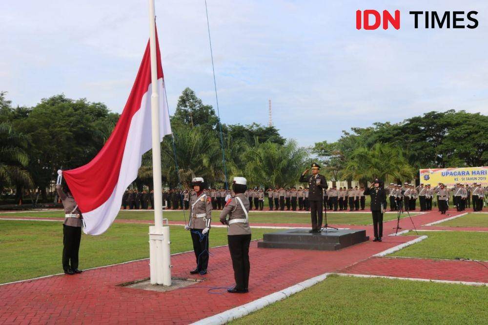 Tiga Polwan Polres PPU yang ditugas sebagai pengibar bendera dalam rangka PHI ke 91 tahun 2019 mampu melaksanakan tugasnya dengan baik tanpa melakukan kesalahan (IDN Times/ Ervan Masbanjar)